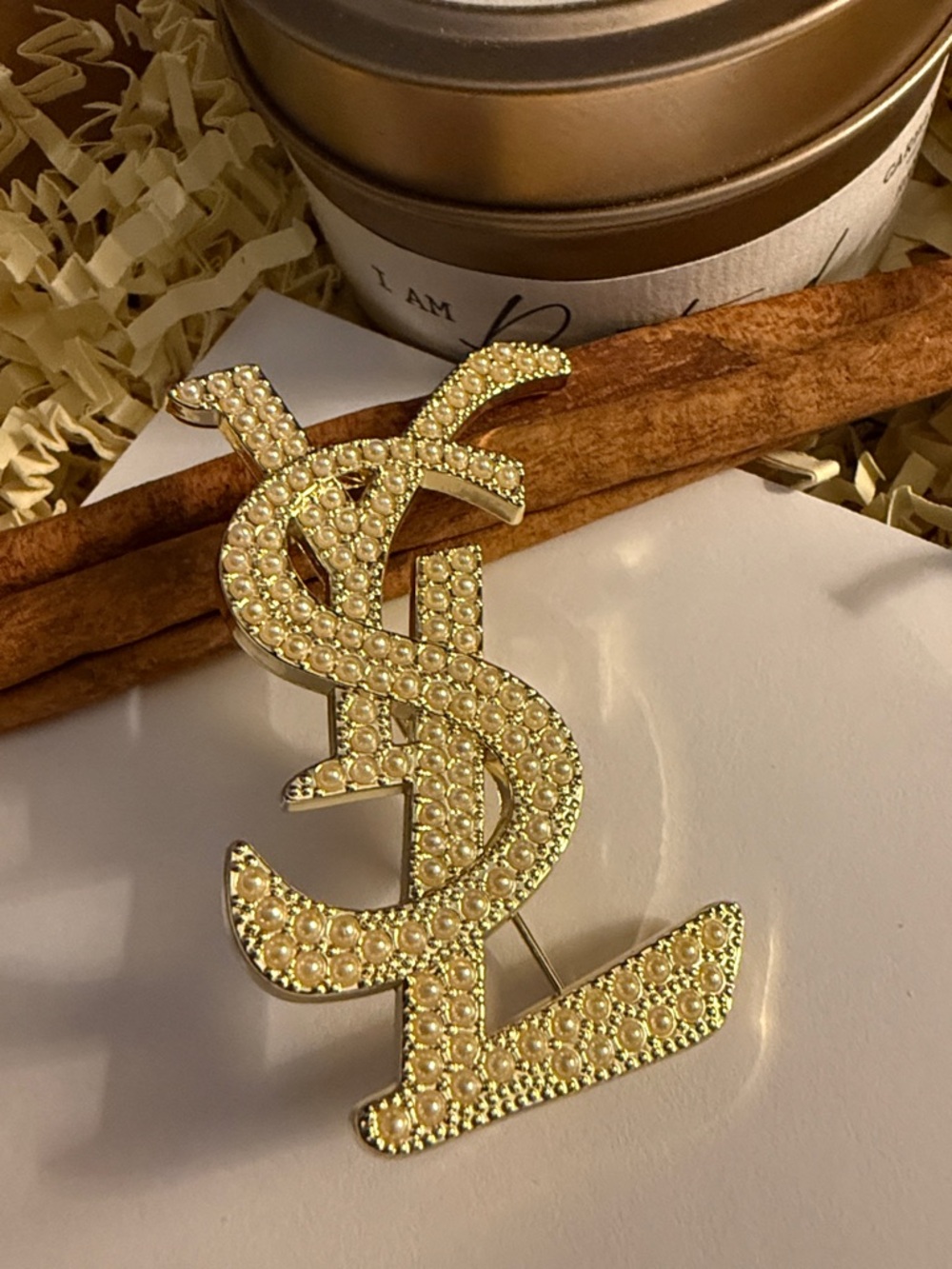 Fashion Jewelry Gold Logo Brooch with Clear Crystal Pearls